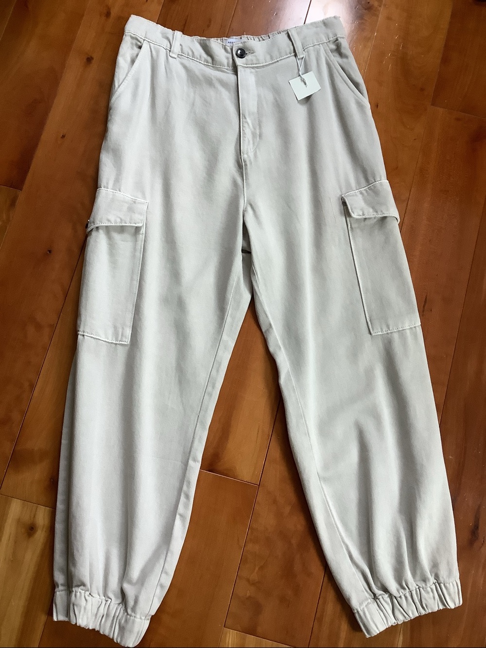Cargo pants. Beige, NEW
